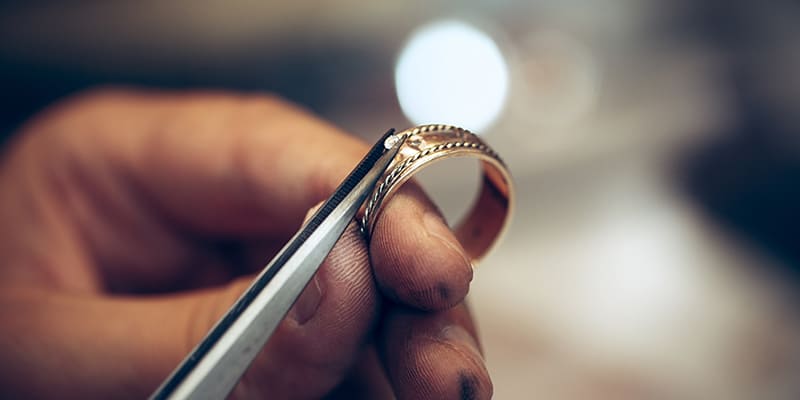 Custom vs. Ready - Made Engagement Rings: Costs Compared